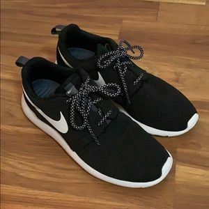 Black Nike Roshe One